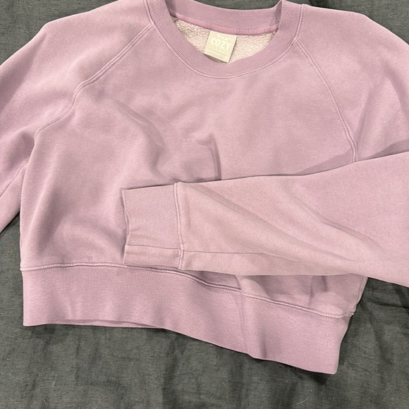 SOLD- Cropped TNA cozy crew neck - lilac / purple excellent like new condition. - Picture 2 of 5